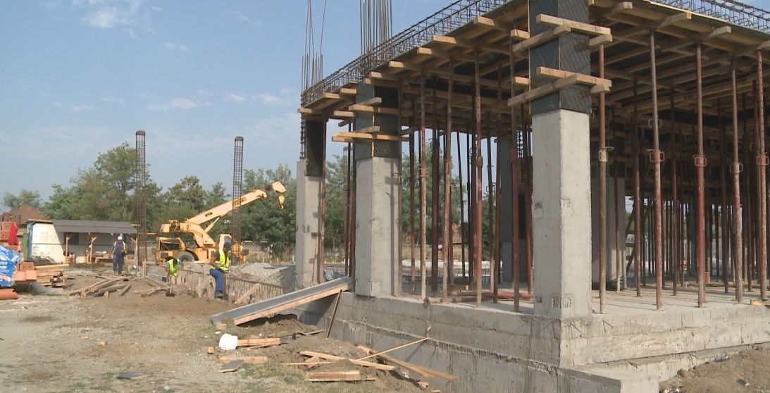 Sală de sport cu tribune și teren multifuncțional, într-o comună din Olt