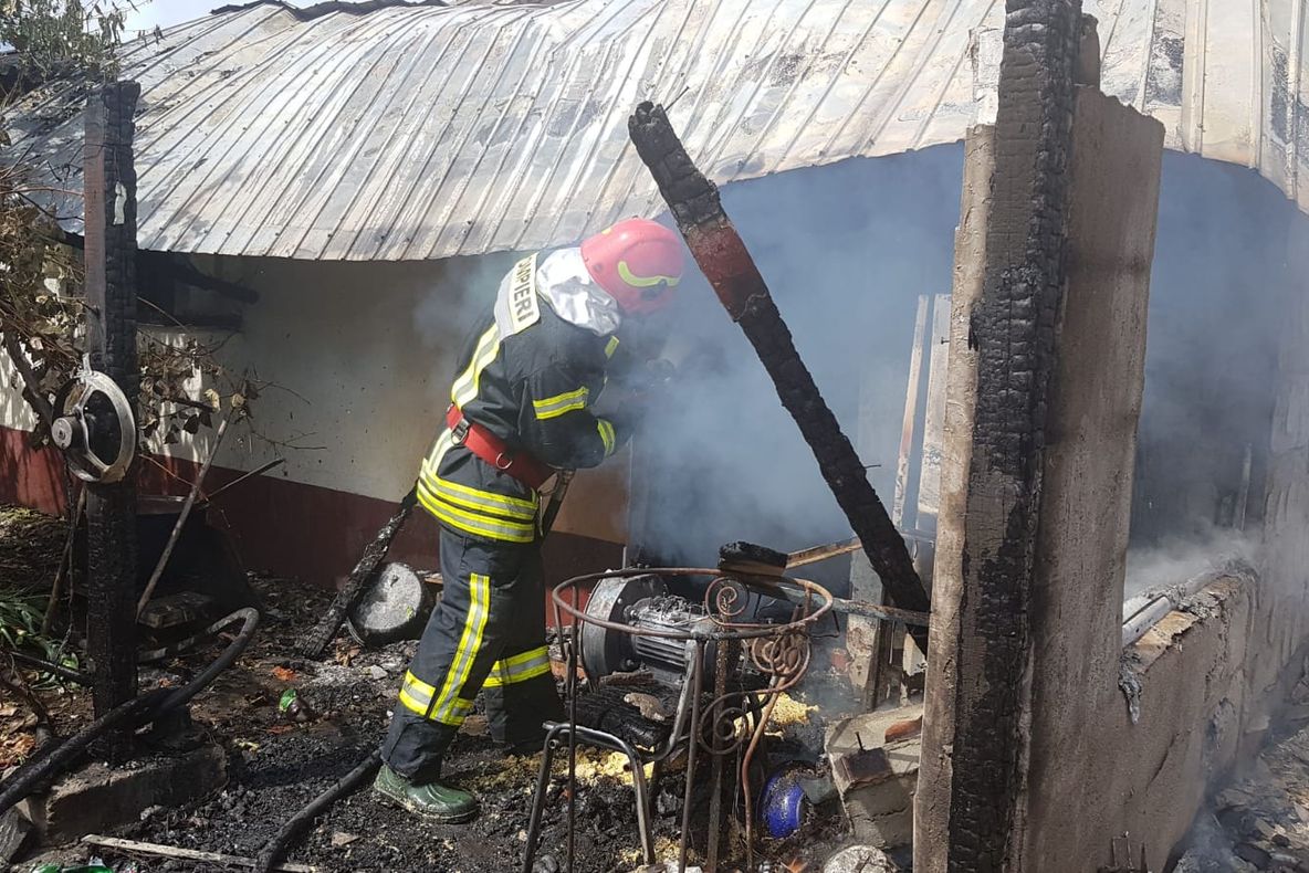 Incendiu de proporţii în Olt. Au ars tone de cereale şi furje şi două autoturisme