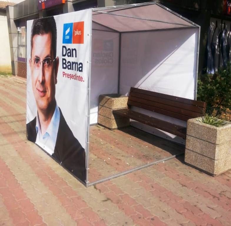 Slatina: Cei de la USR-PLUS au "confiscat" o bancă pentru a strânge semnături pentru prezidenţiale