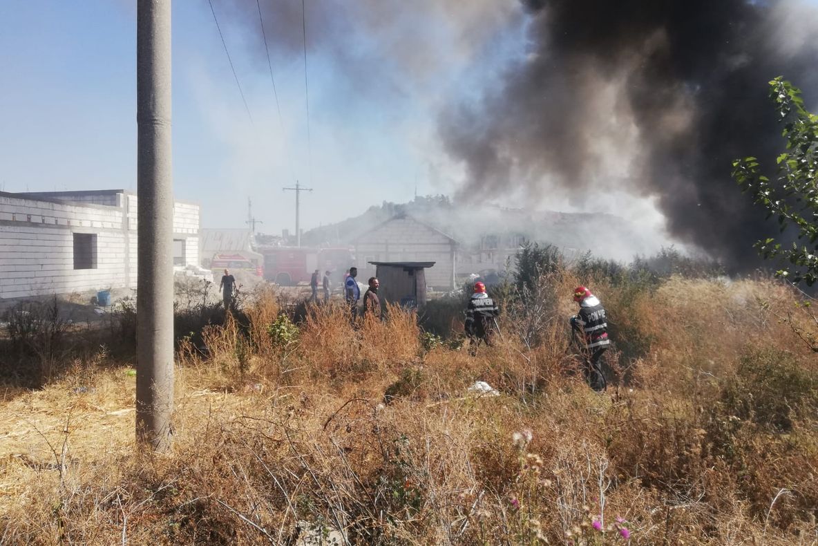 FOTO&amp;VIDEO/ Incediu puternic provocat de copii, la marginea Slatinei
