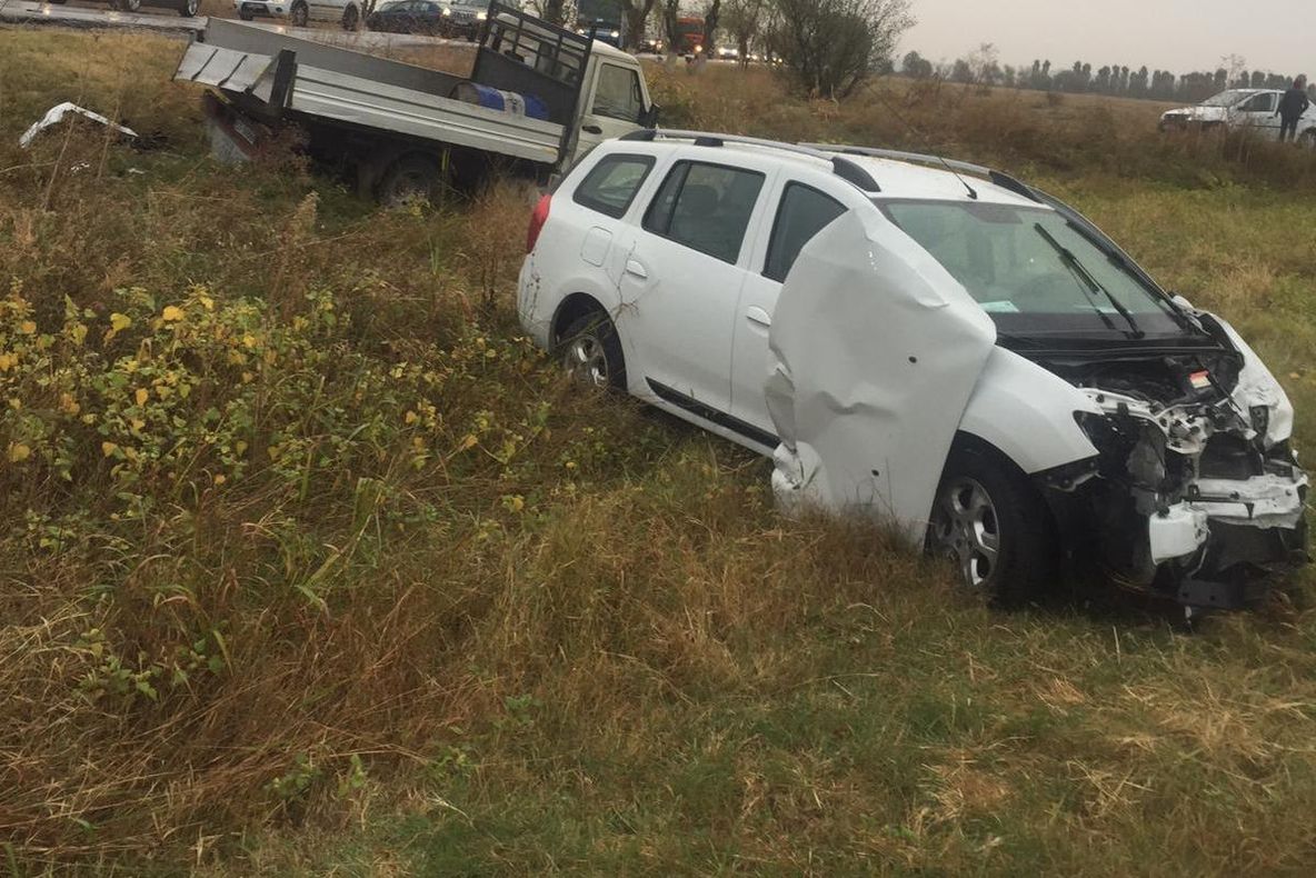 Olt: Accident cu patru autovehicule, printre care un TIR. Două persoane, la spital