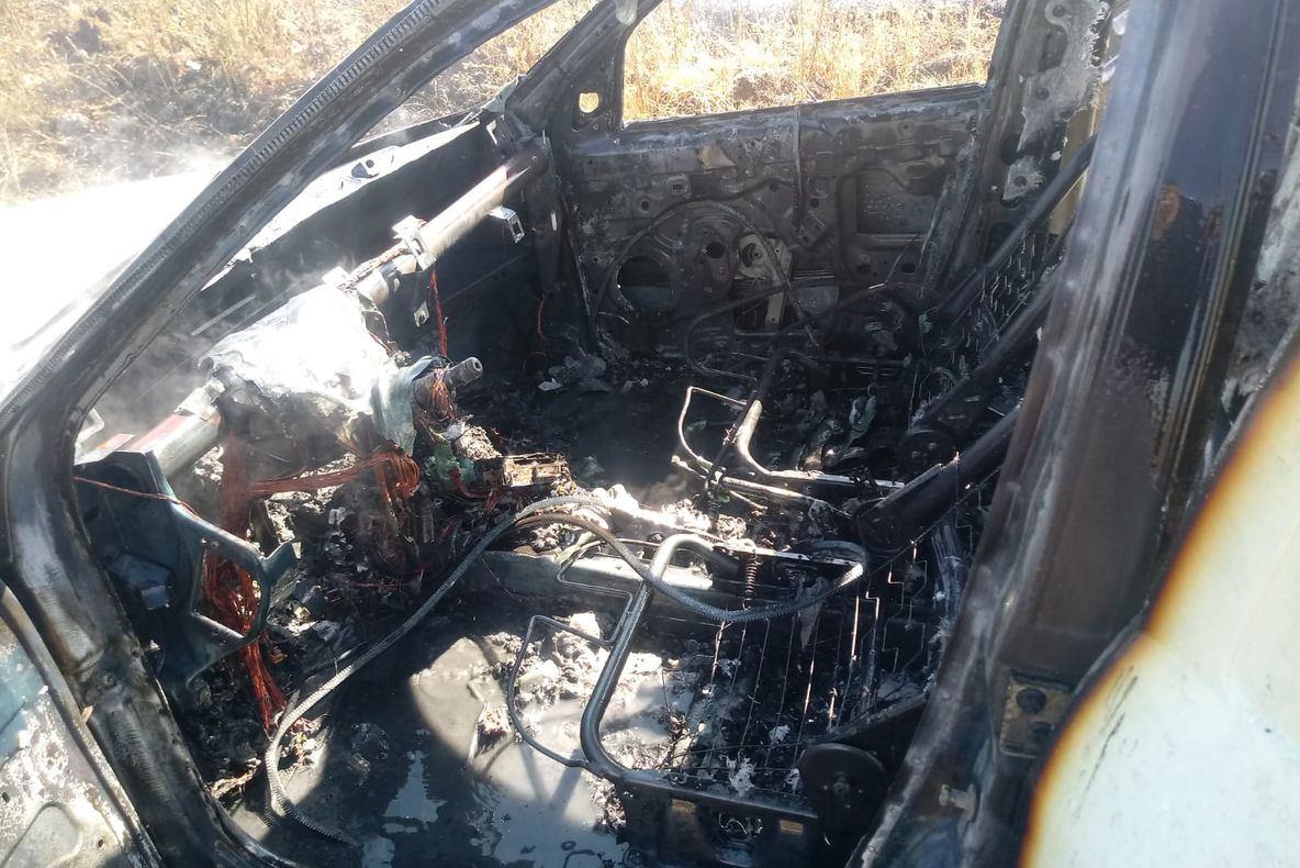 Autoturism cuprins de flăcări, pe un drum judeţ din Olt - VIDEO