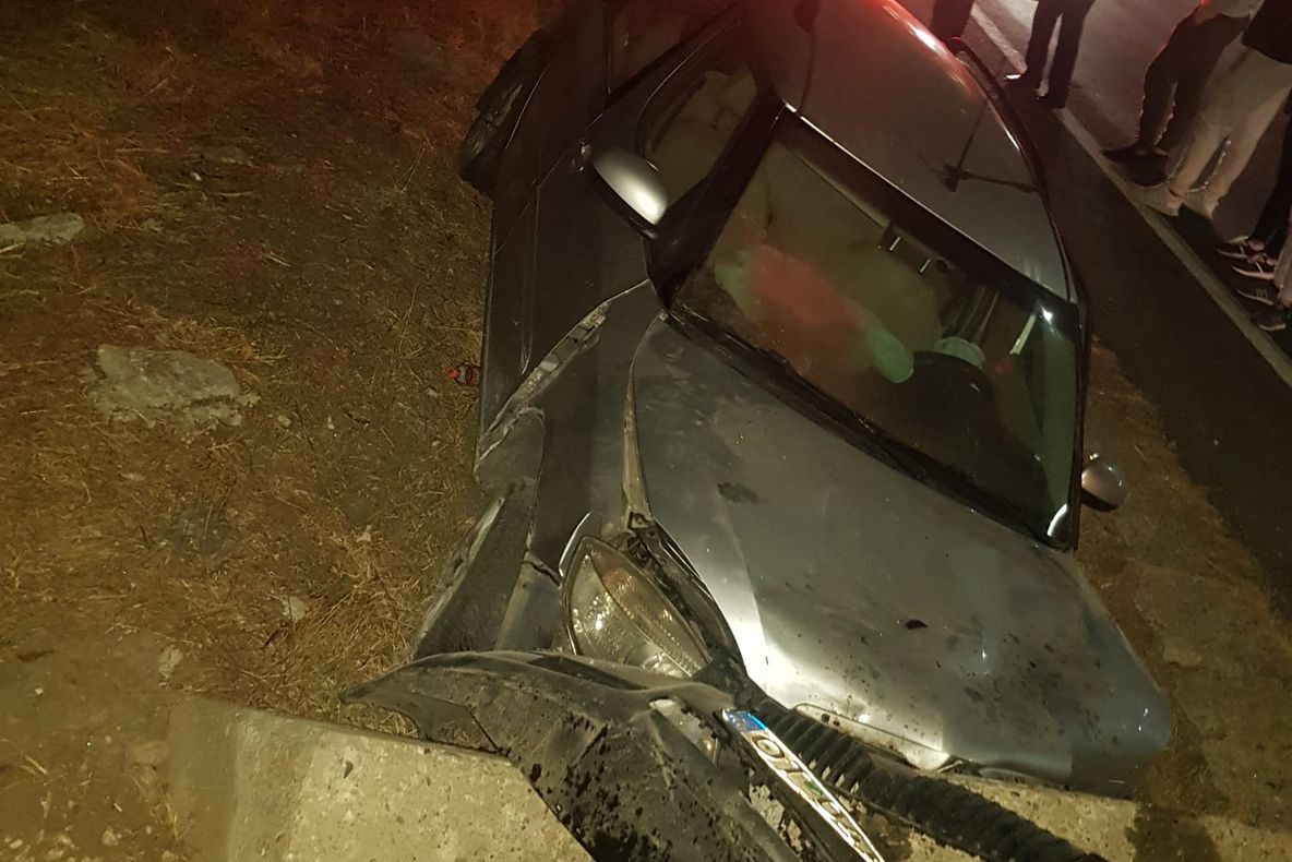 Olt: O mamă şi cei doi copii ai săi, dintre care unul de doar câteva luni, la spital după ce au intrat cu maşina într-un cap de pod