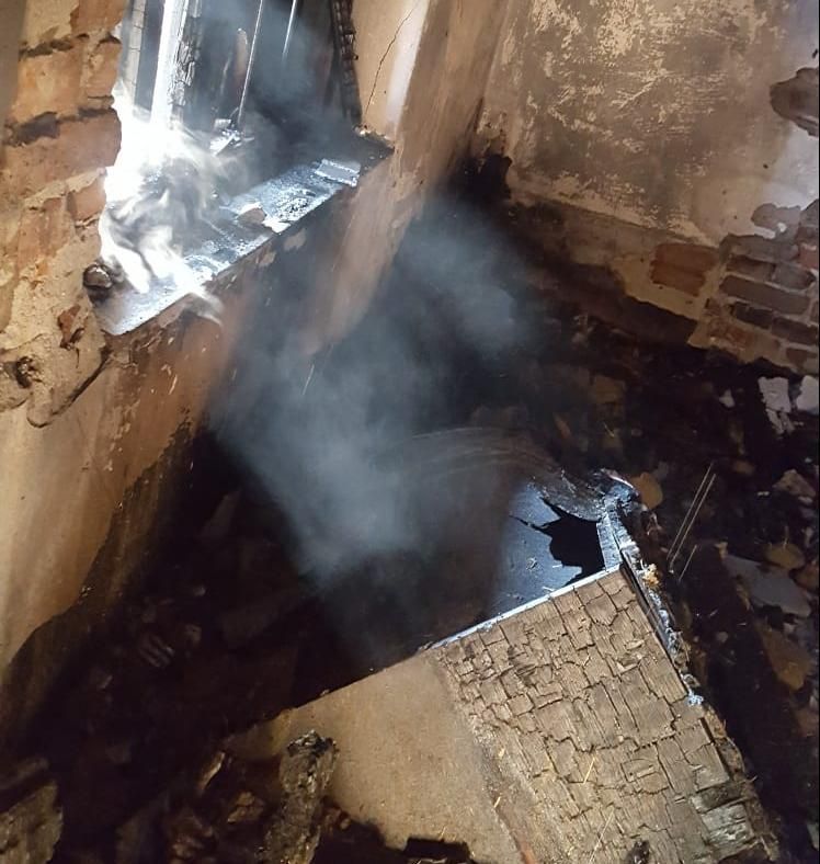 Casă distrusă de flăcări de la o lumânare - FOTO&amp;VIDEO