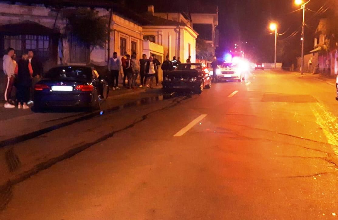 IMPACT între două maşini, pe o stradă din Slatina. Doi tineri, la spital