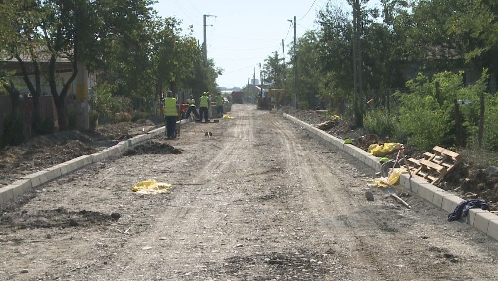 Mai multe străzi balastate din Slatina, în modernizare. Când sunt gata