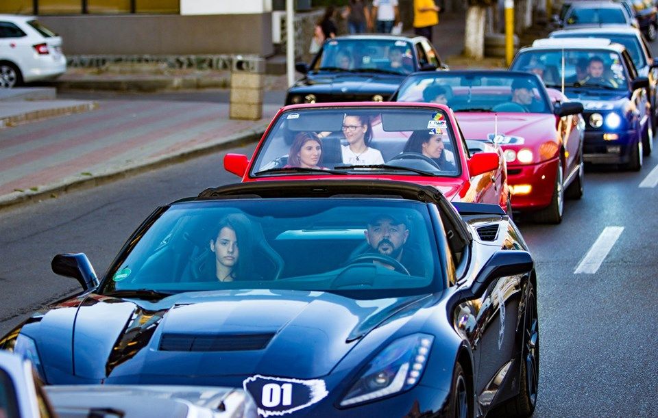 Experiență inedită pentru copiii aflați în grija statului. S-au plimbat cu mașini de colecție pe străzile Slatinei