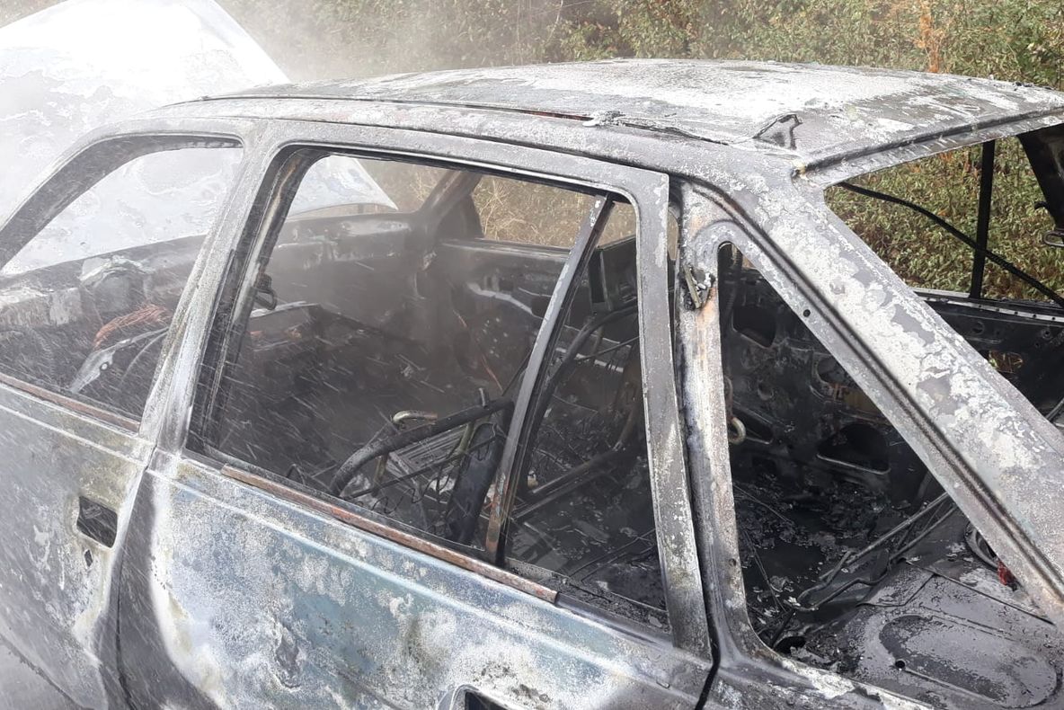 Imagini șocante. Autoturism distrus de un incendiu, pe un drum județean din Olt