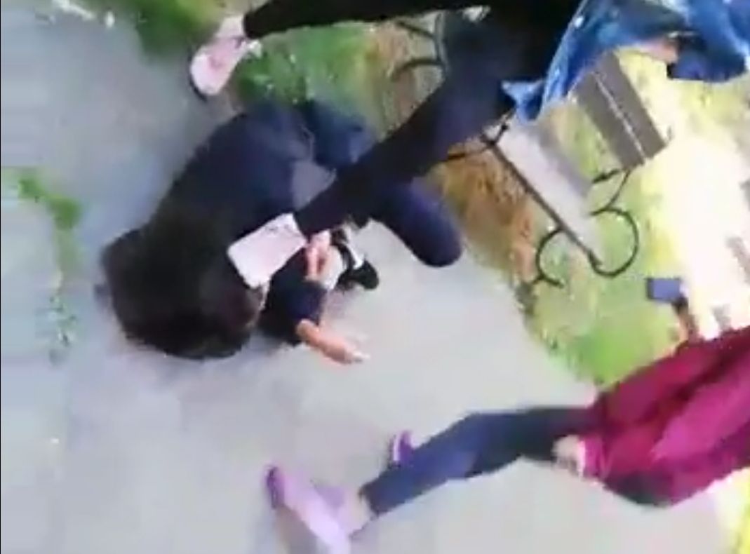 Trei adolescente din Slatina o bat și o umilesc pe o colegă. VIDEO când fata este călcată pe cap