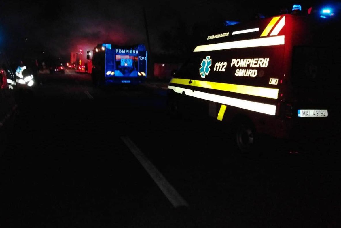 Incendiu într-un oraş din Olt, în apropierea unui depozit de materiale de construcţii - VIDEO