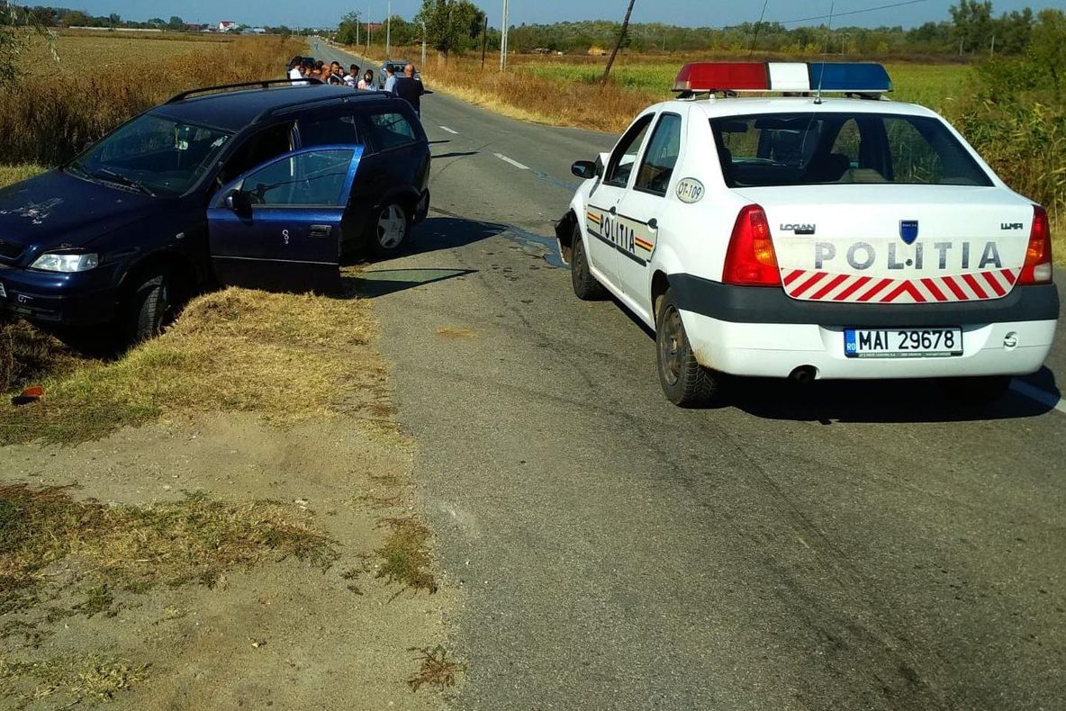 Olt: Minor băut la volanul unei maşini, urmărit de poliţişti. Autoturismul, acroşat de autospeciala de poliţie - FOTO