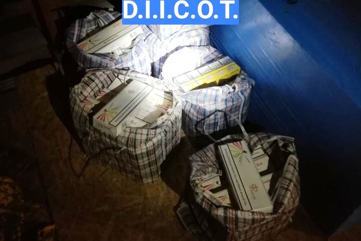 La ce s-au putut gândi! Unde ţineau ascunse cartuşele de ţigări netimbrate - FOTO