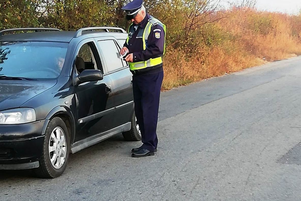 Sute de amenzi aplicate de poliţişti din Olt, în urma unei acţiuni la trecerile de cale ferată
