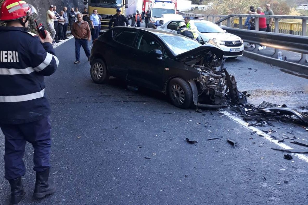 Persoane din Olt, rănite într-un accident rutier la Călimăneşti - FOTO