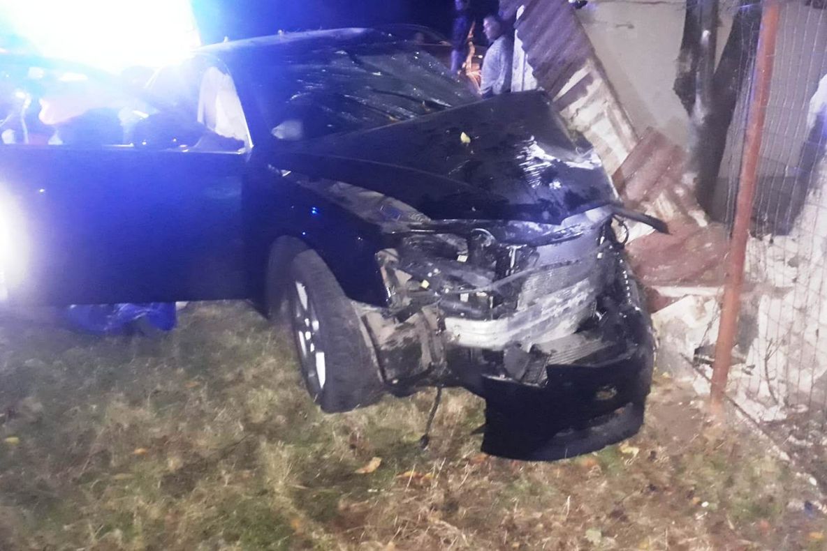 O tânără din Olt a murit după ce a intrat cu maşina într-un gard