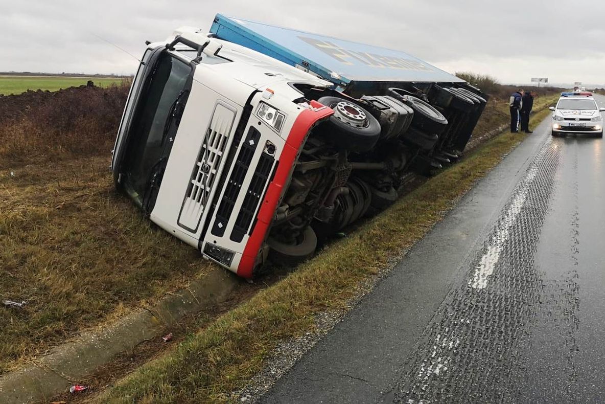 Olt: Un tir încărcat cu lactate s-a răsturnat, după ce a derapat