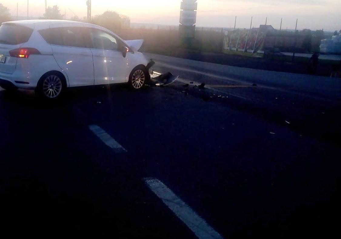 Tânără în COMĂ după ce motocicleta pe care o conducea a fost lovită în plin de o maşină