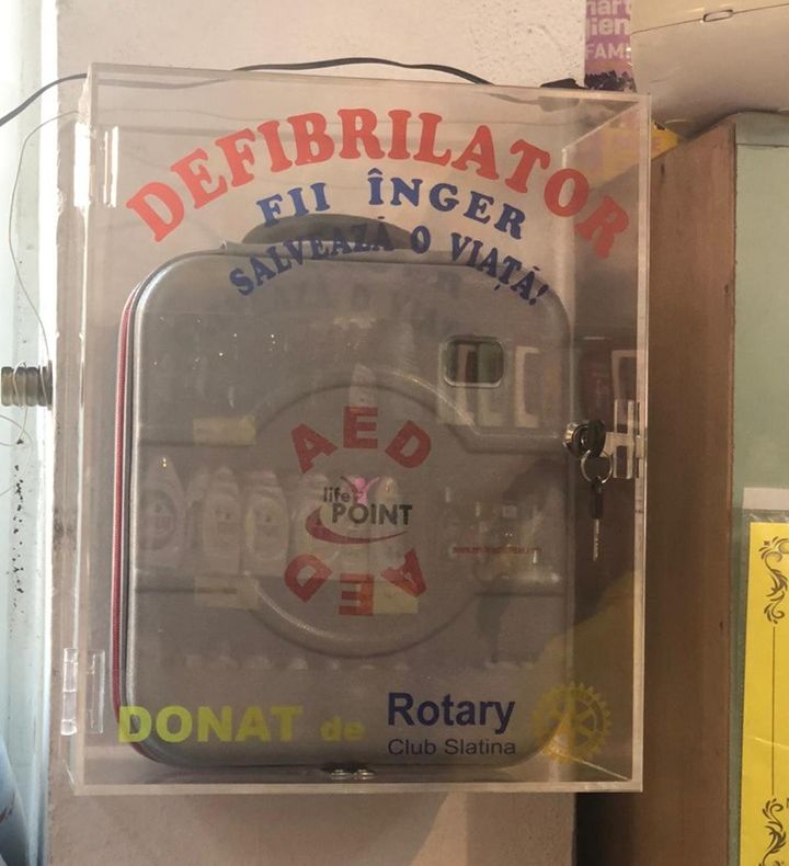 Proiect social salvator la Slatina. Patru defibrilatoare, instalate în zone intens circulate