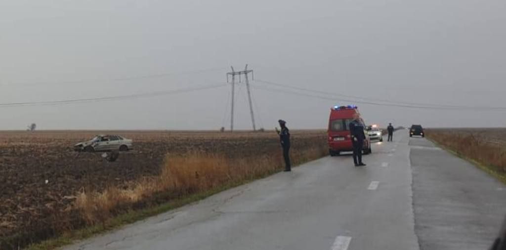 Accident cu doi răniţi, pe un drum judeţean din Olt