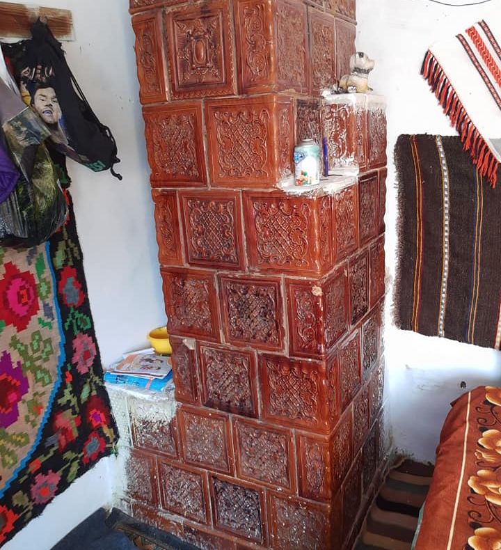 Lemne de foc pentru familii nevoiașe. Un preot din Olt încălzește casele sărmanilor