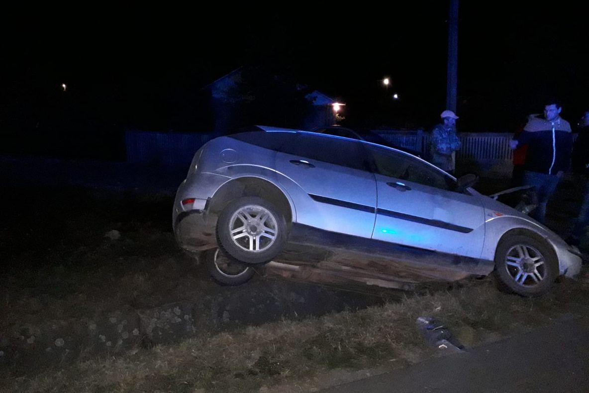 Doi tineri la spital, în urma unui accident rutier la Văleni