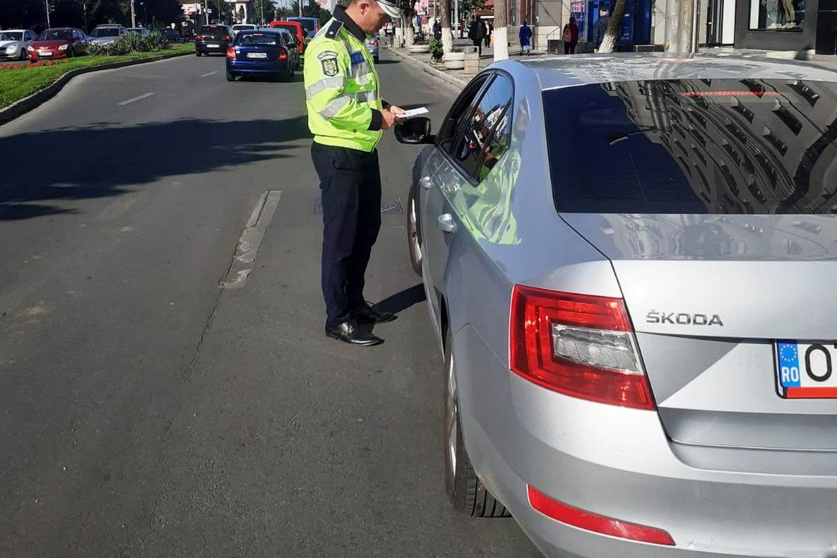 De mâine | Rămâi fără permisul de conducere, dacă ai telefonul în mână, la volan