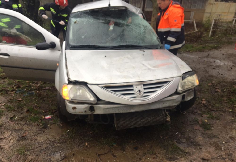 Accident la Caracal. A intrat cu maşina în doi pomi aflaţi pe marginea drumului