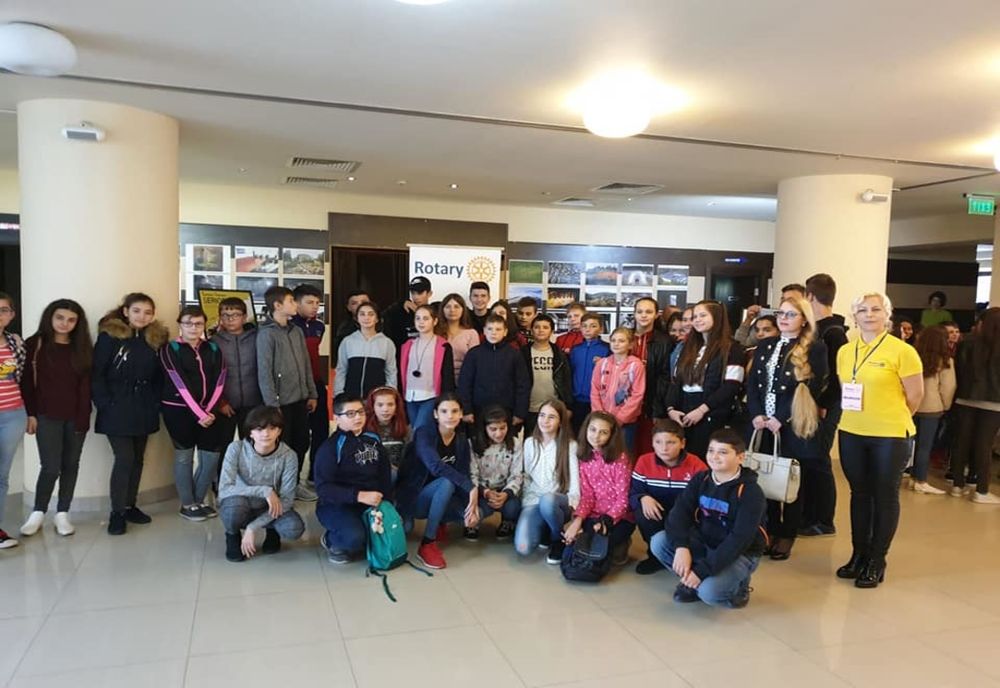 Premianții de la țară, invitați la cinema