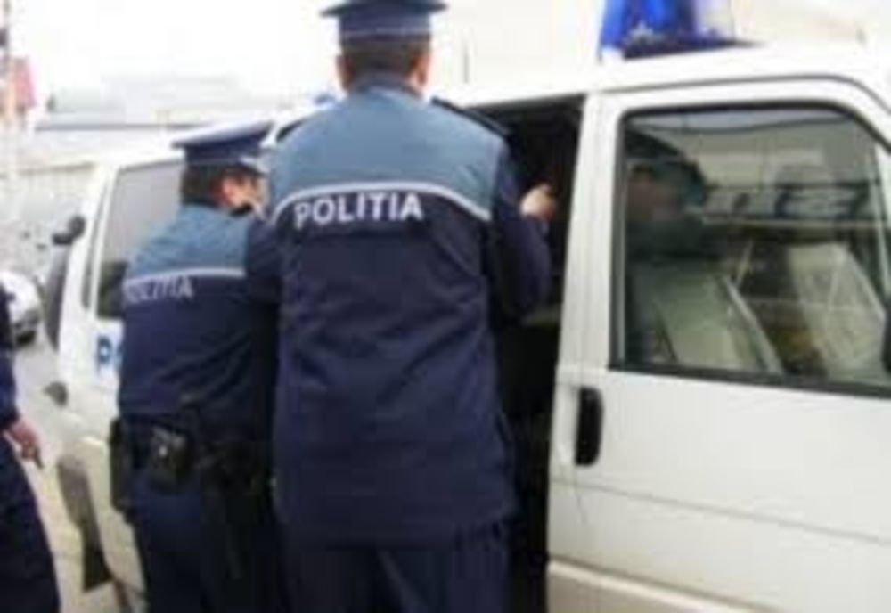 A forţat două femei să se dezbrace iar pe una a violat-o. Poliţiştii l-au reţinut