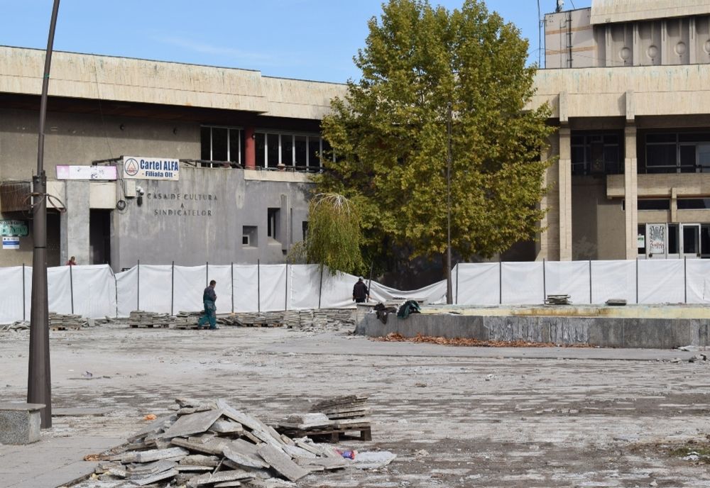 FOTO | Ce se întâmplă cu plăcile din granit de pe esplanada din centrul Slatinei, aflată în reabilitare