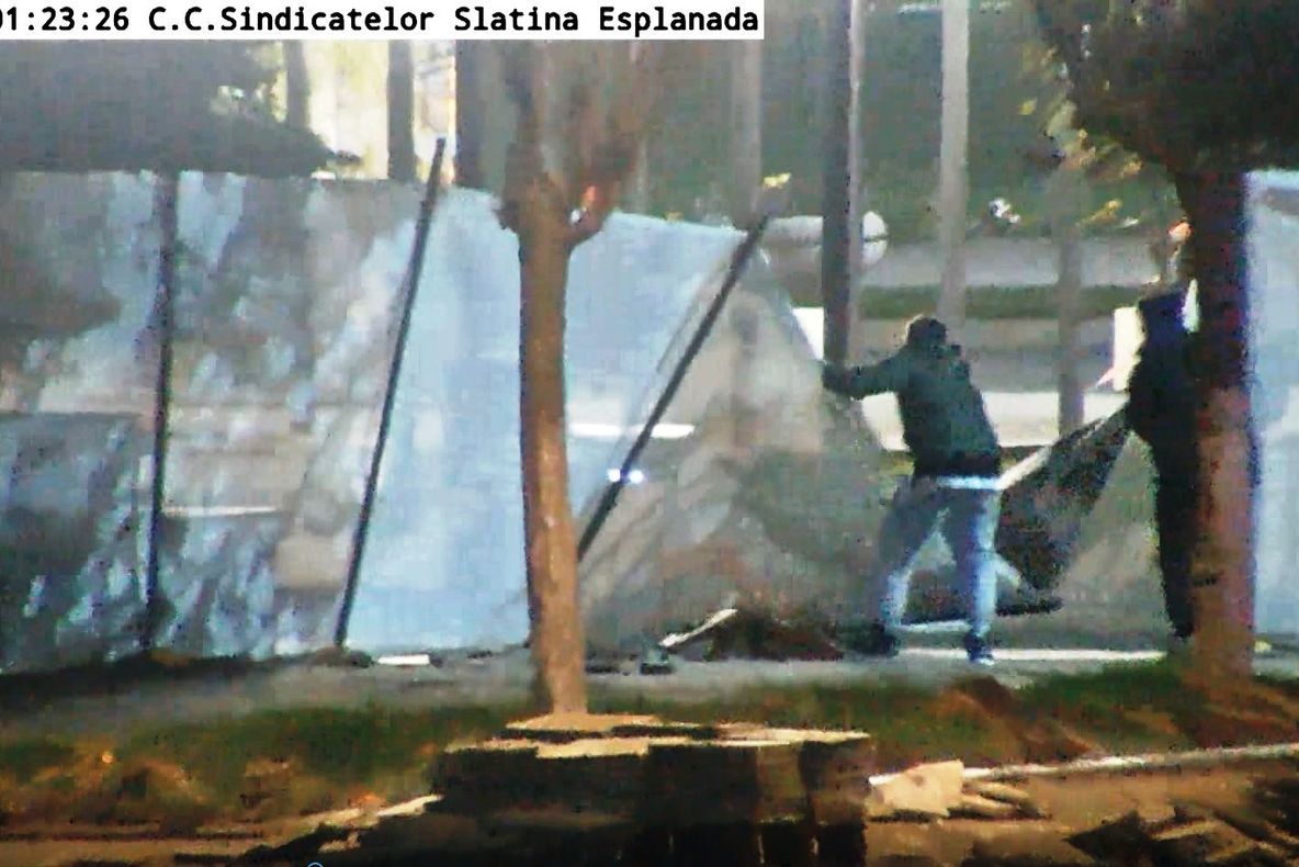 Vandalism în centrul Slatinei. Tineri filmaţi când distrug mobilierul urban