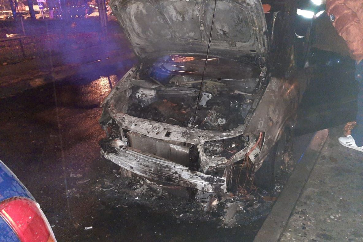 VIDEO- Mașini distruse de flăcări pe o stradă din Slatina