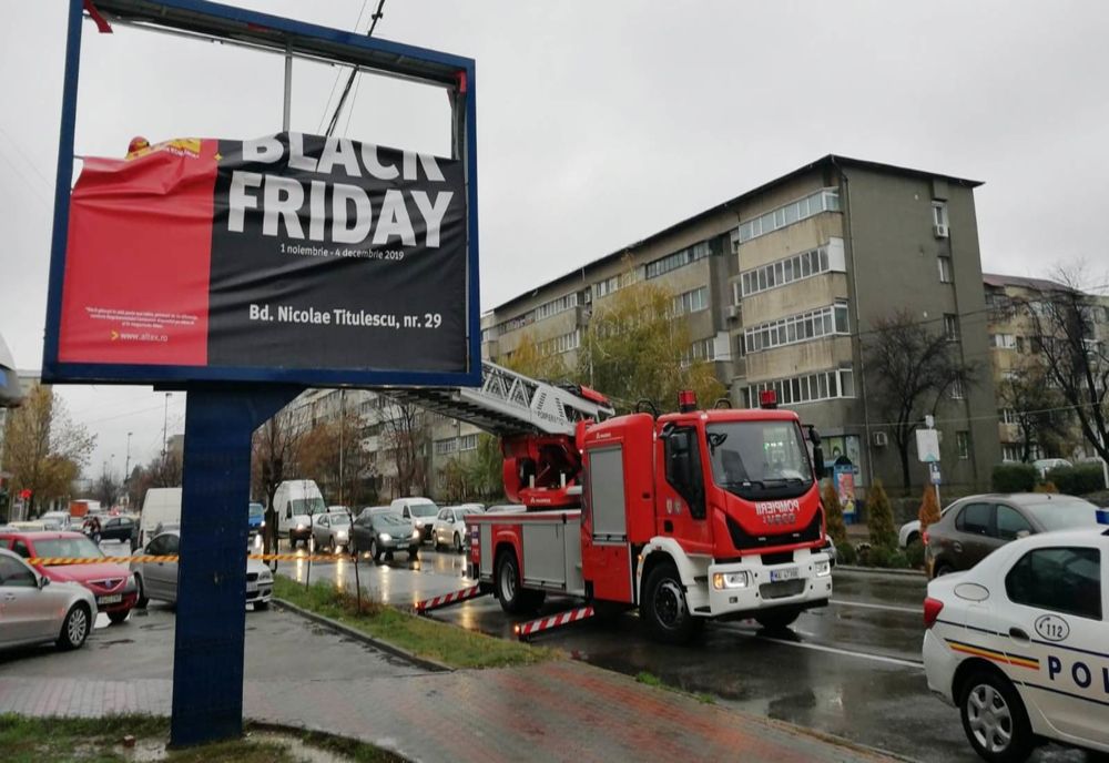 Slatina: Panou publicitar pericol pentru trecători, din cauza vântului - VIDEO