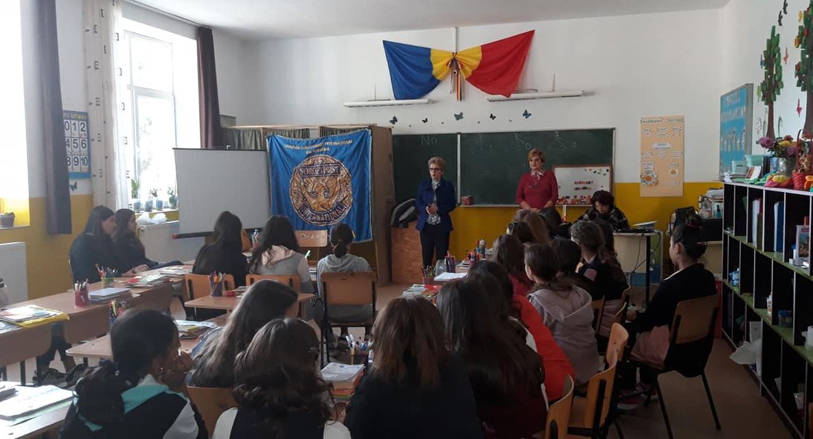 Olt: Educație sexuală pentru adolescentele de la sat