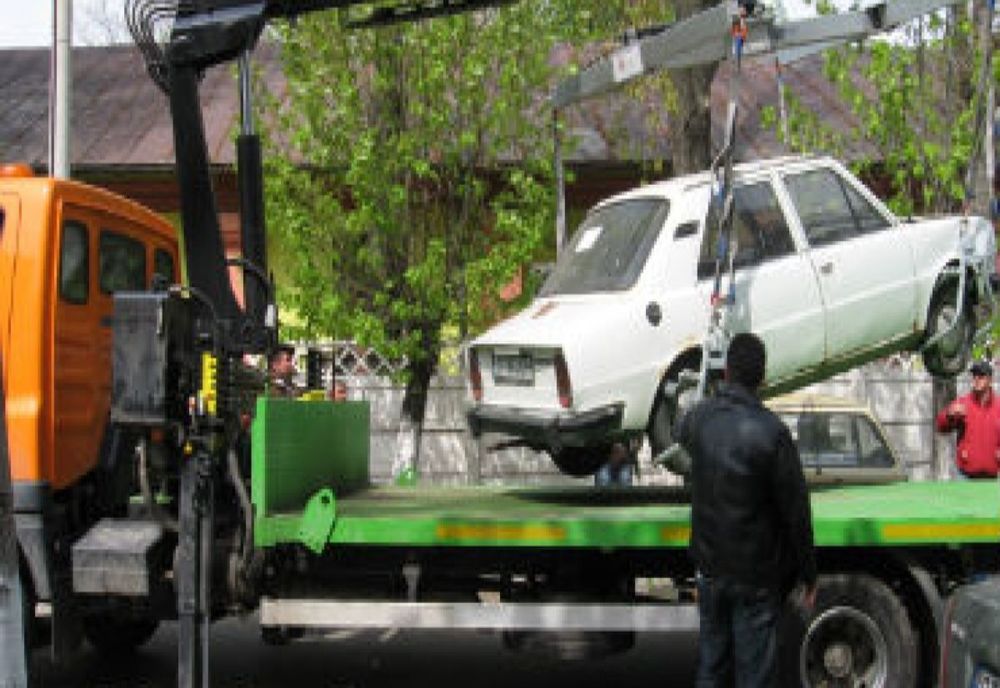 Poliţiştii locali din Slatina au ridicat zeci de autoturisme parcate neregulamentar