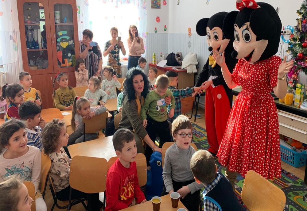 55 de copii de la o grădiniţă din Caracal au primit cadouri de la două asociaţii - FOTO