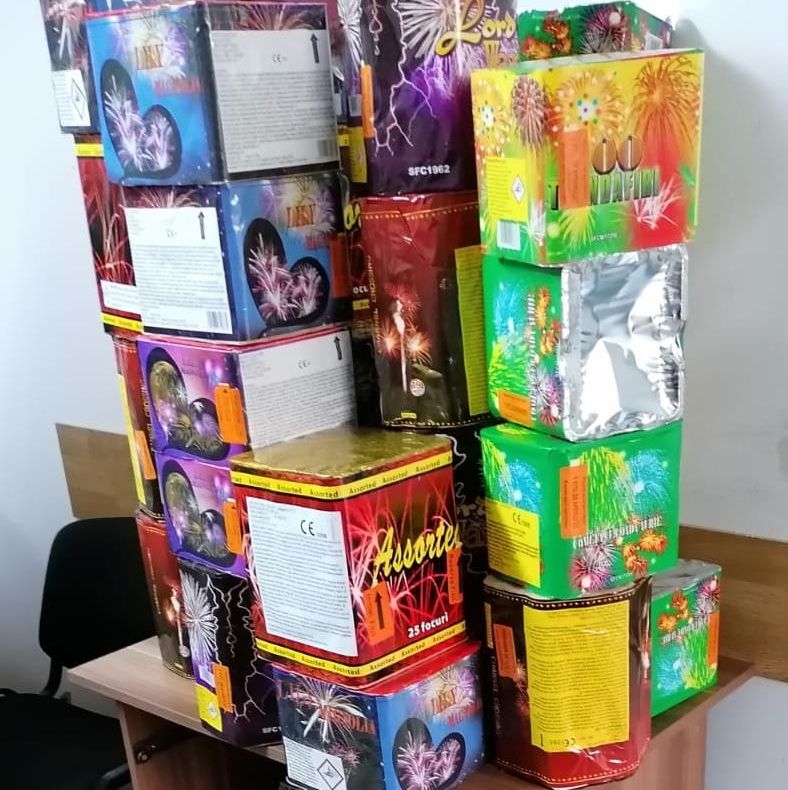 Sute de kilograme de petarde, confiscate de polițiștii olteni