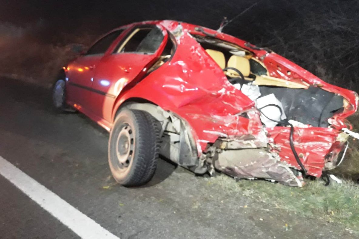 Olt: Accident cu cinci răniți, după ciocnirea a două autoturisme cu un TIR