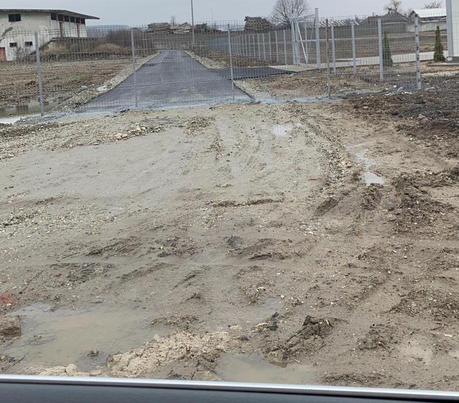 Au asfaltat o stradă care fusese anterior blocată, tot de către primărie, cu un gard metalic - FOTO