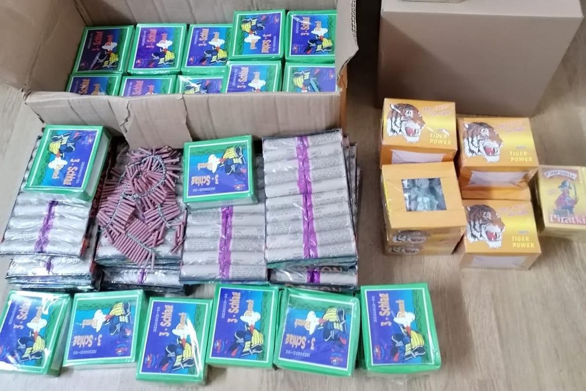 Peste 10.000 de petarde, găsite de poliţiştii din Olt în urma unei percheziţii