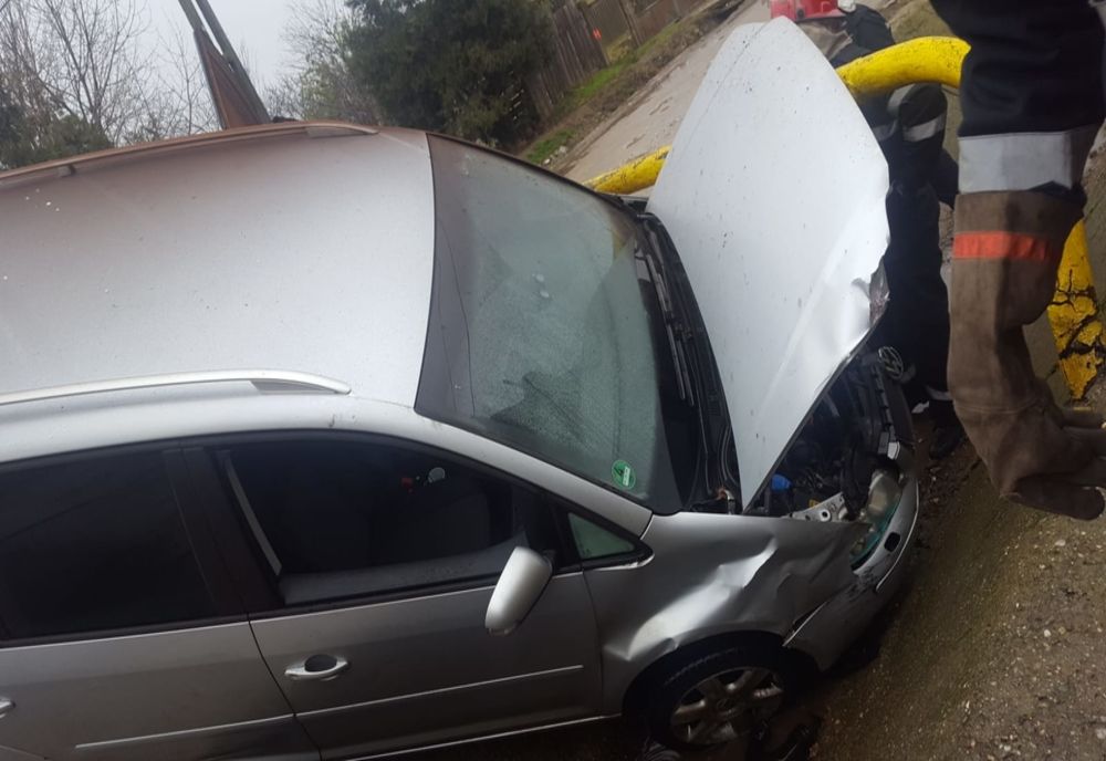 Persoane evacuate, la Drăgăneşti-Olt, după ce o conductă de gaze a fost avariată de un accident rutier
