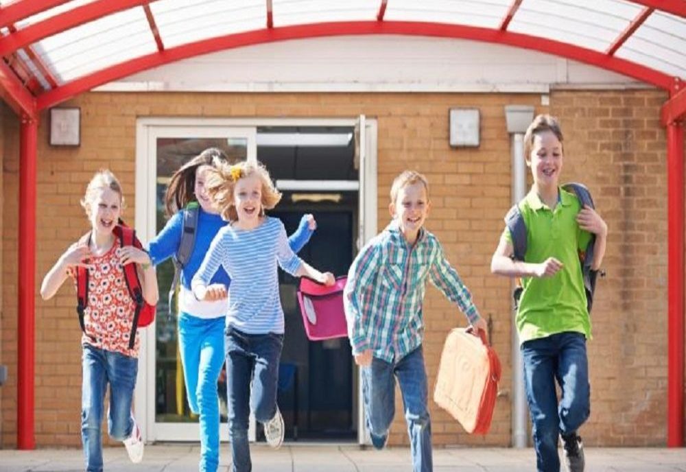 Elevii și preșcolarii intră în vacanța de iarnă