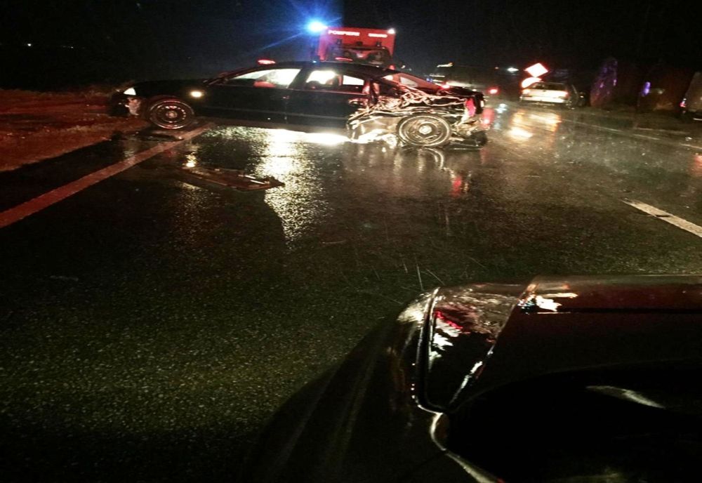 Un bărbat la spital, după ce a intrat cu maşina într-un autocar