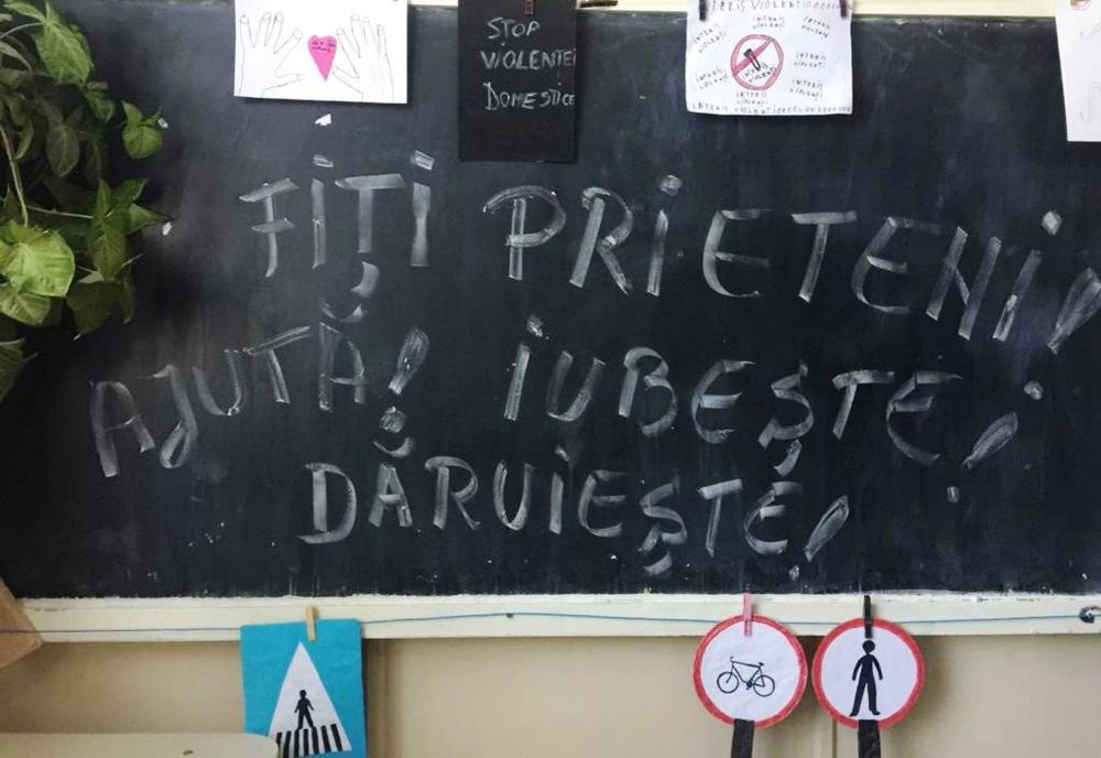 Campanie de prevenire a violenţei în şcoli, derulată de poliţiştii olteni. Ce au aflat copiii din Drăgăneşti de la oamenii legii