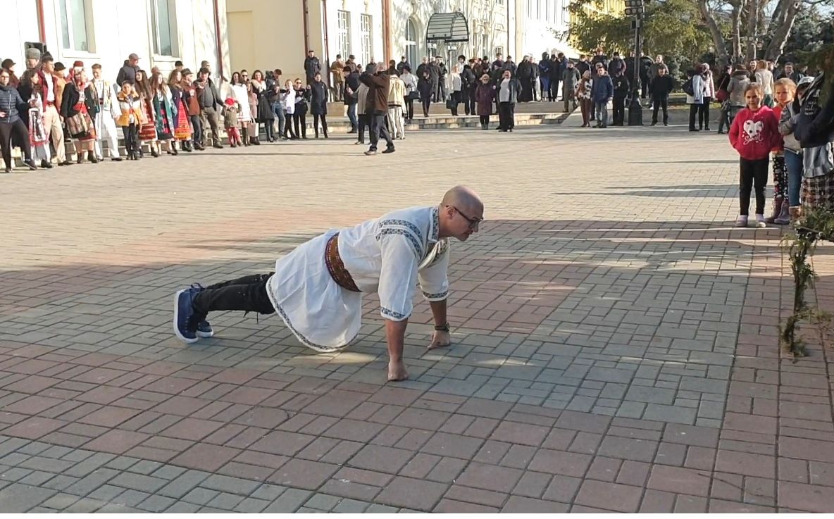 VIDEO - A marcat Unirea Mică printr-un mod INEDIT: Flotări în pumni, în straie populare, în faţa Primăriei Caracal