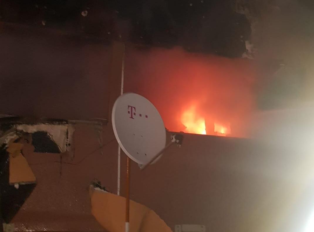 Vila care arde la Curtişoara este casa părintească a cântăreţei Emilia Dorobanţu