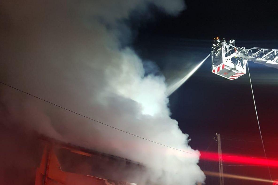 Un incendiu a cuprins o vilă din comuna olteană Curtişoara - VIDEO