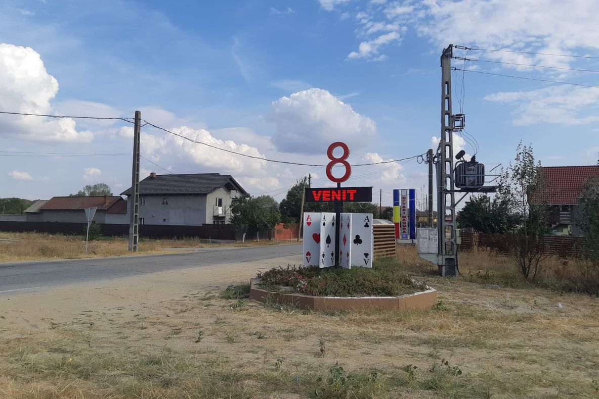 FOTO - Un totem cu cifra 8 peste opt cărţi de joc imense, la intrarea într-o comună din Olt. Primar: A fost complicat să-l inventez