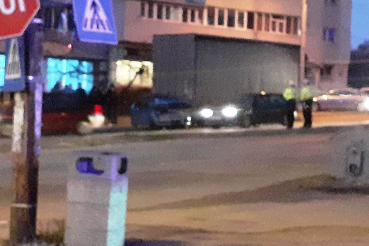 Remorca unui TIR s-a desprins în urcare pe o stradă din Slatina şi a lovit mai multe maşini