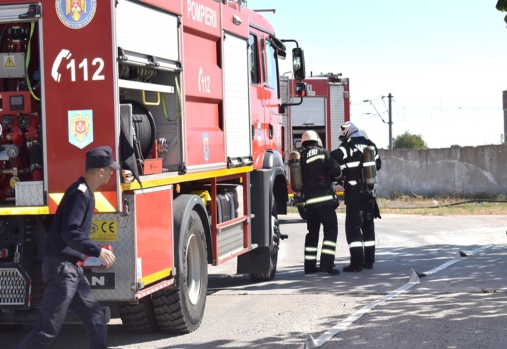 Autospecială ISU Olt, care intervenea la un accident, lovită din spate de o altă maşină